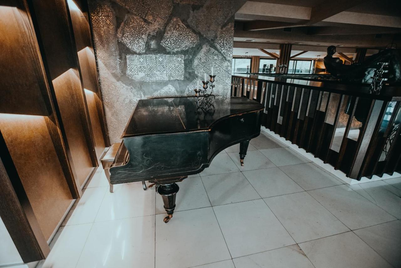 Hotel Sky Gevgelija Exterior photo Piano at the lobby
